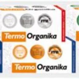 Różne opakowania styropianu Termo Organika z certyfikatami, ułożone obok siebie, ukazujące warianty kolorystyczne i oznaczenia jakości.