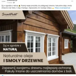 Drewniany dom z bali z białymi oknami, prezentowany w reklamie produktów do pielęgnacji drewna marki ScandPaint.