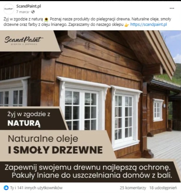 Drewniany dom z bali z białymi oknami, prezentowany w reklamie produktów do pielęgnacji drewna marki ScandPaint.