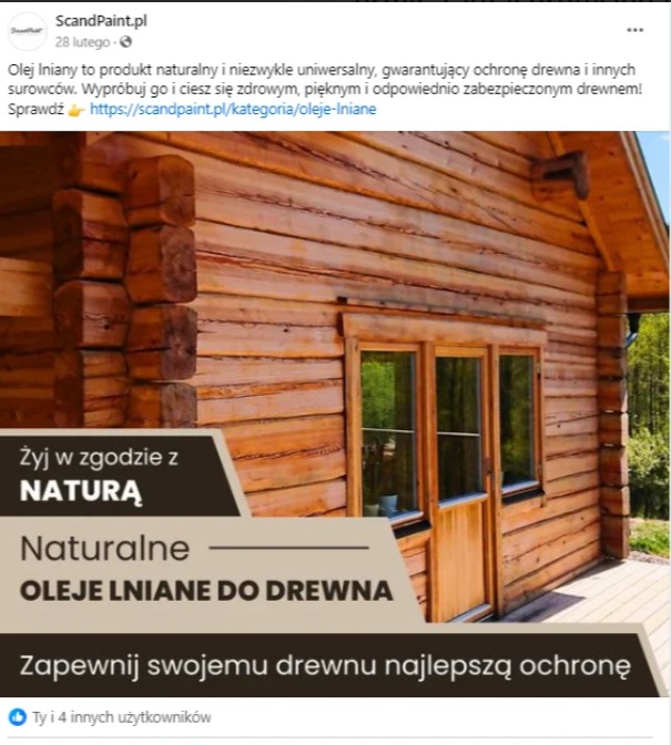 Drewniany domek z bali, zabezpieczony olejem lnianym, z widocznymi oknami i drzwiami. Reklama produktu ScandPaint.pl z hasłem 'Żyj w zgodzie z naturą'.