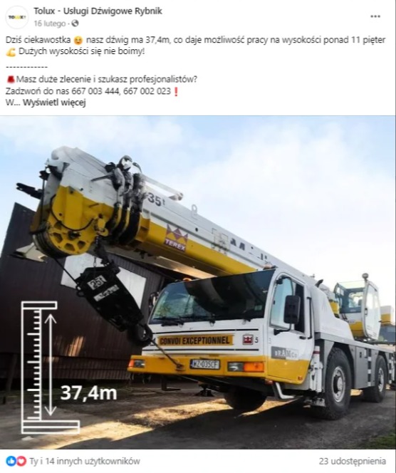 Żółto-biały dźwig samochodowy marki Terex z wysięgnikiem, z grafiką ilustrującą jego wysokość 37.4m, na tle budynku i zieleni.