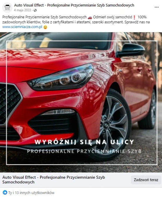 Czerwony samochód z przyciemnionymi szybami, widok z przodu, reklama 'Wyróżnij się na ulicy', felgi aluminiowe o wzorze wieloramiennym.