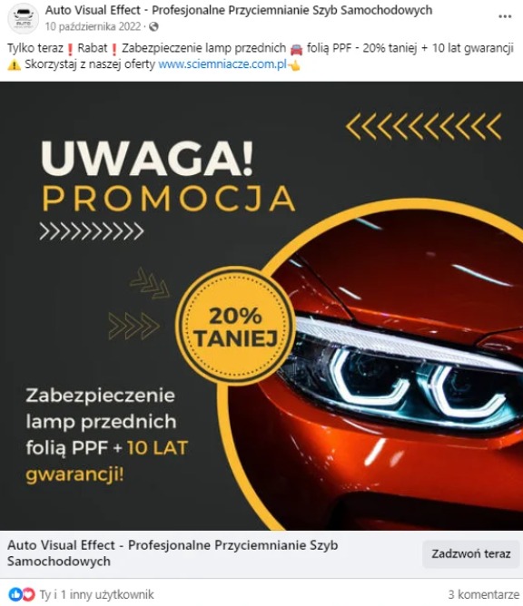 Reklama zabezpieczenia lamp samochodowych folią PPF: zbliżenie na reflektor pomarańczowego auta z informacją o 20% zniżce i 10-letniej gwarancji.