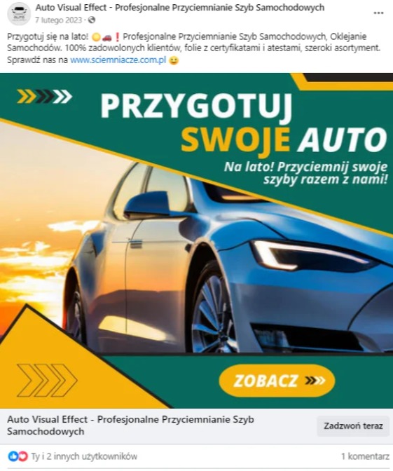 Grafika reklamowa: Przygotuj swoje auto na lato! Profesjonalne przyciemnianie szyb samochodowych. Błękitny samochód na tle zachodzącego słońca, z zielonym banerem z tekstem i przyciskiem 'Zobacz'.