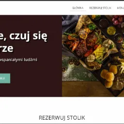 Projekt strony internetowej restauracji z profesjonalną fotografią potraw: grillowane mięso, owoce morza, frytki i dodatki, ułożone na drewnianym stole z dekoracjami.