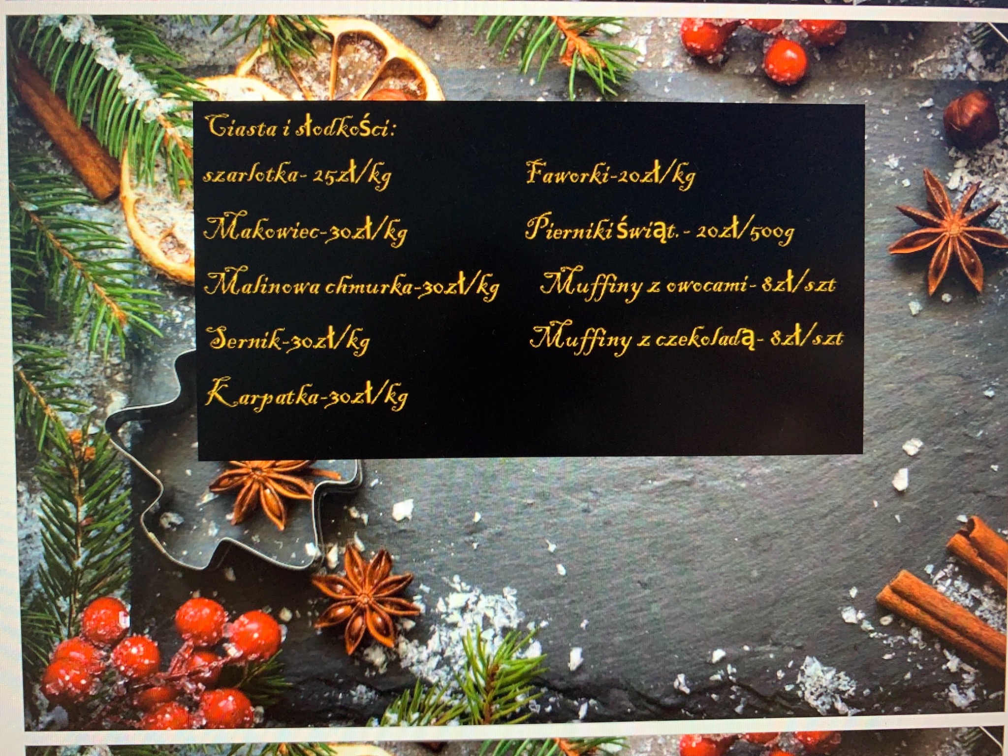 Świąteczna kompozycja z wypiekami: szarlotka, makowiec, faworki, pierniki, muffiny z owocami i czekoladą, sernik, karpatka oraz dekoracjami z gałązek świerku, suszonych pomarańczy, anyżu...