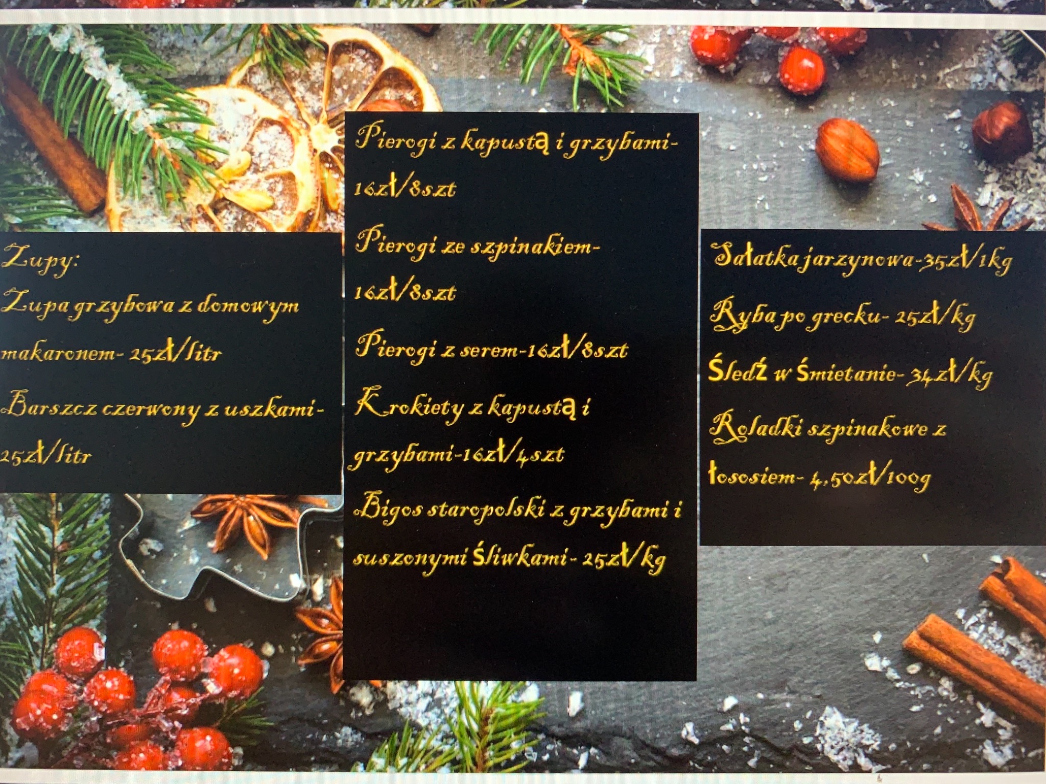 Menu świąteczne z cenami, zawierające pierogi z kapustą i grzybami, barszcz czerwony z uszkami, sałatkę jarzynową, rybę po grecku, śledź w śmietanie, roladki szpinakowe z łososiem, udekorowane...