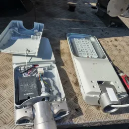 Montaż opraw ulicznych typu LED na słupach oświetleniowych