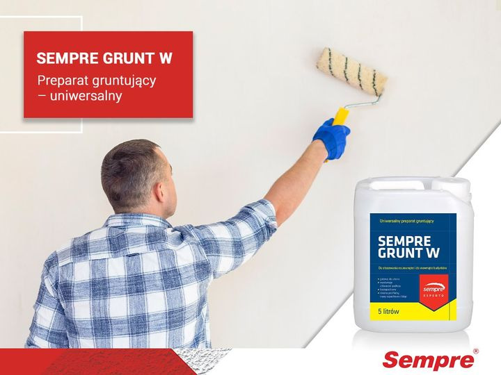 Pracownik w Gąsiorowie maluje ścianę wałkiem, obok stoi kanister z preparatem gruntującym 'Sempre Grunt W'.
