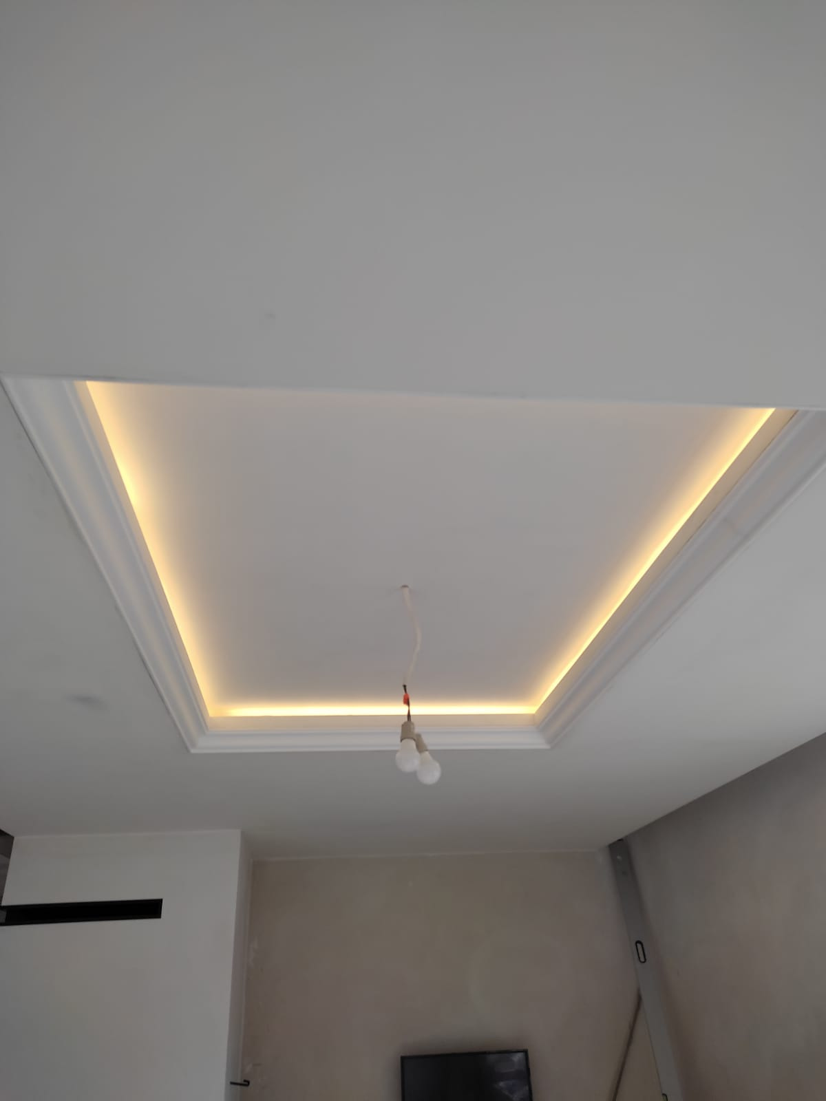 Sufit podwieszany z wnękami led i oświetleniem