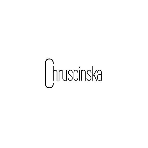 Minimalistyczne logo firmy o nazwie 'Chruscinska' z unikalną literą 'C' w formie otwartego nawiasu.
