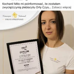 Katarzyna Jakoniuk, zwyciężczyni plebiscytu Orły Czystości 2021, prezentuje dyplom za 1. miejsce w powiecie bialskim. Logo firmy na koszulce i dyplomie.