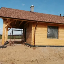 Dach pokryty przez naszych dekarzy gontem bitumicznym. Dom znajduje się w Kołdowie koło Człuchowa.