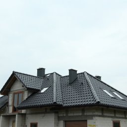 Dach o skomplikowanej konstrukcji nie stanowi dla naszych dekarzy problemu. Na tym dachu oprócz dachówki montowaliśmy też okna, orynnowanie i obróbki komina.