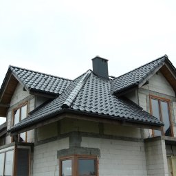 Dach o skomplikowanej konstrukcji nie stanowi dla naszych dekarzy problemu. Na tym dachu oprócz dachówki montowaliśmy też okna, orynnowanie i obróbki komina.