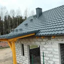 Montujemy każdy rodzaj pokrycia dachowego - na zdjęciu popularny model blachodachówki Panorama.