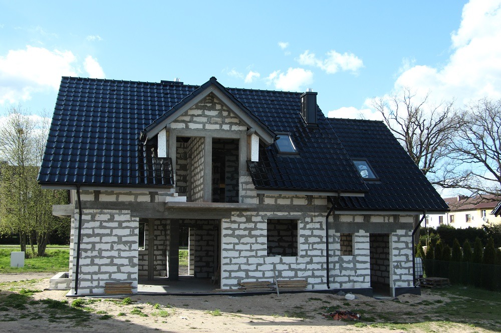 Dachówka ceramiczna na nowym domu w Człuchowie.
