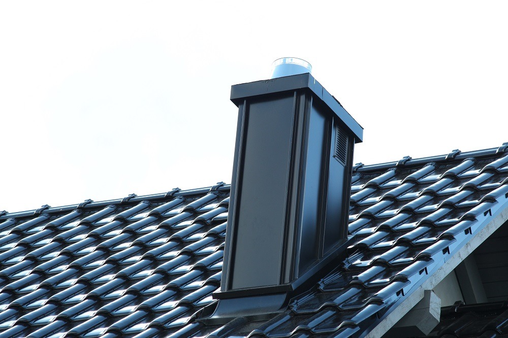 Jako nieliczni w okolicy wykonujemy obudowę komina blachą, metodą na rąbek stojący (inaczej: podwójny rąbek).