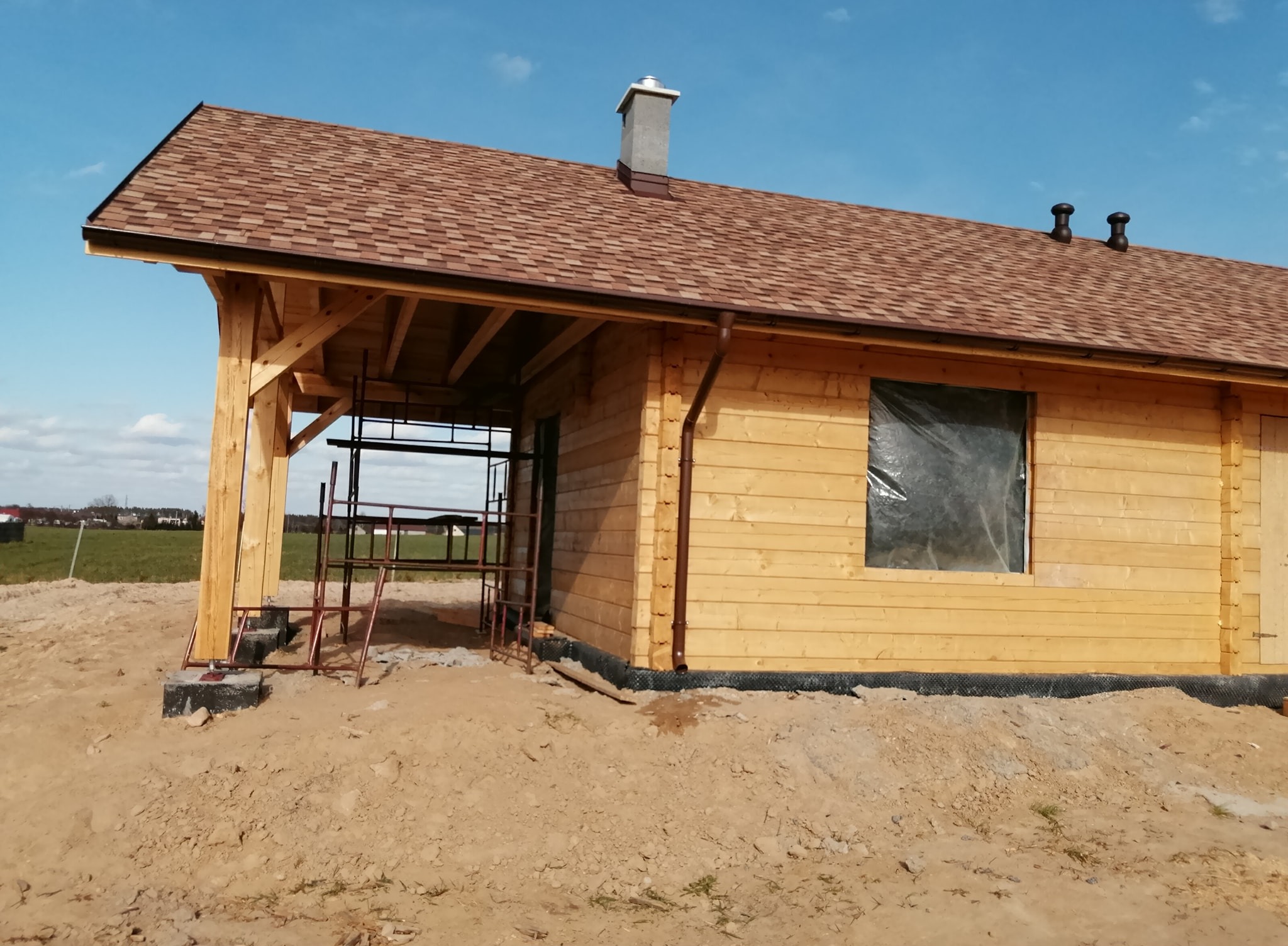 Dach pokryty przez naszych dekarzy gontem bitumicznym. Dom znajduje się w Kołdowie koło Człuchowa.