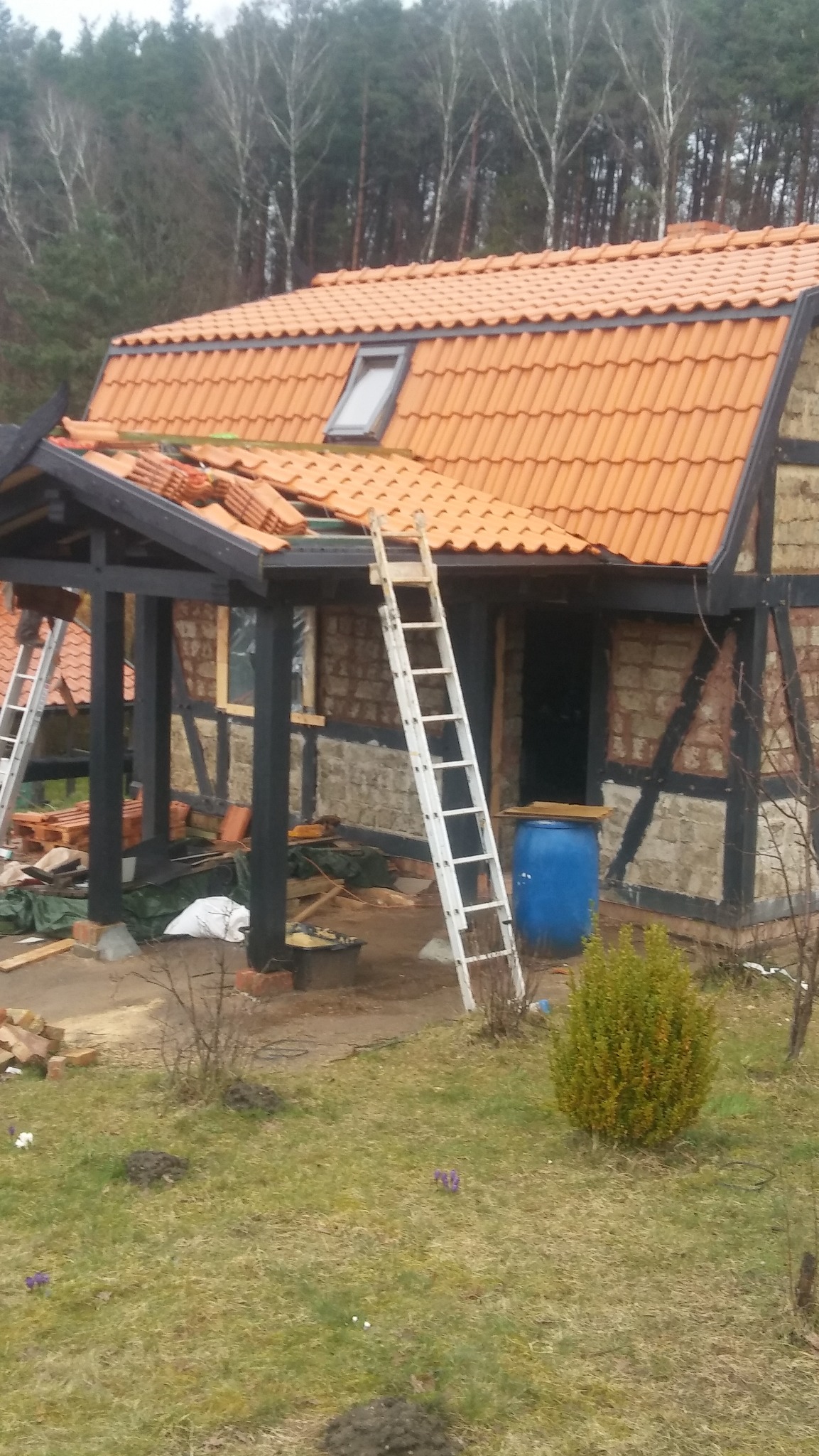 Lubimy oryginalne projekty. Na zdjęciu montaż dachówki na dachu mansardowym.