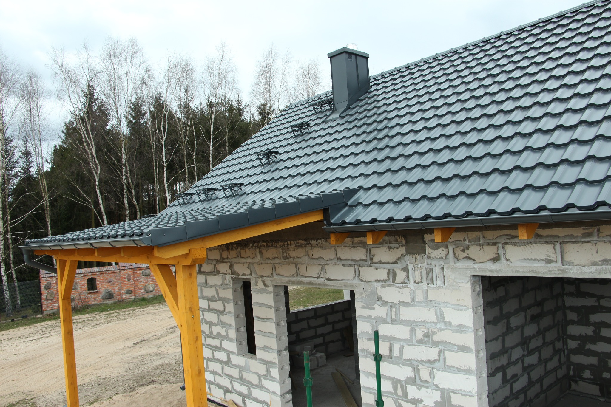 Montujemy każdy rodzaj pokrycia dachowego - na zdjęciu popularny model blachodachówki Panorama.