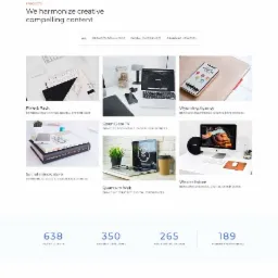 Kobieta w okularach pracuje na laptopie, uśmiechając się, na tle gradientowego tła z elementami graficznymi, jako część strony internetowej agencji kreatywnej.