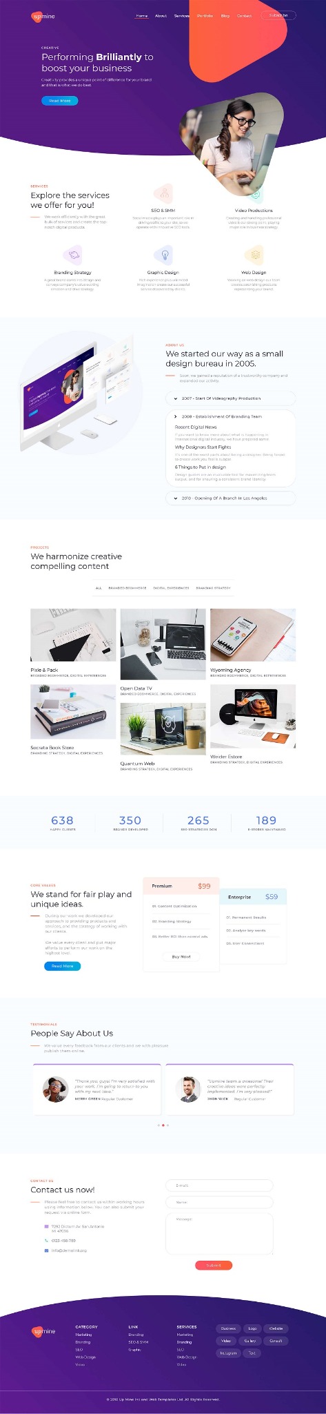 Kobieta w okularach pracuje na laptopie, uśmiechając się, na tle gradientowego tła z elementami graficznymi, jako część strony internetowej agencji kreatywnej.