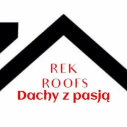 Logo firmy dekarskiej REK ROOFS z hasłem Dachy z pasją, stylizowane na kształt dachu z kominem, czarno-czerwona kolorystyka.