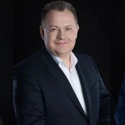 Profesjonalne portrety biznesowe trzech osób: blondynki w czarnej marynarce, mężczyzny w granatowej marynarce i białej koszuli oraz młodego mężczyzny w niebieskim garniturze i krawacie, na czarnym...