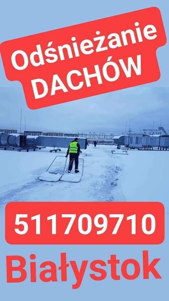 Grafika reklamowa: Pracownik w odblaskowej kamizelce odśnieża płaski dach budynku przemysłowego za pomocą specjalnej, podwójnej szufli. Widoczny numer telefonu i nazwa miasta Białystok.