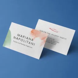 Dwie minimalistyczne wizytówki z akwarelowymi plamami w kolorach zieleni i pomarańczy na niebieskim tle, prezentujące dane kontaktowe firmy z Łodzi zajmującej się organizacją imprez.