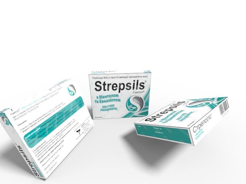 Trzy pudełka Strepsils z mentolem i eukaliptusem na białym tle, ułożone pod różnymi kątami, ukazujące ukraińskie napisy na opakowaniach.