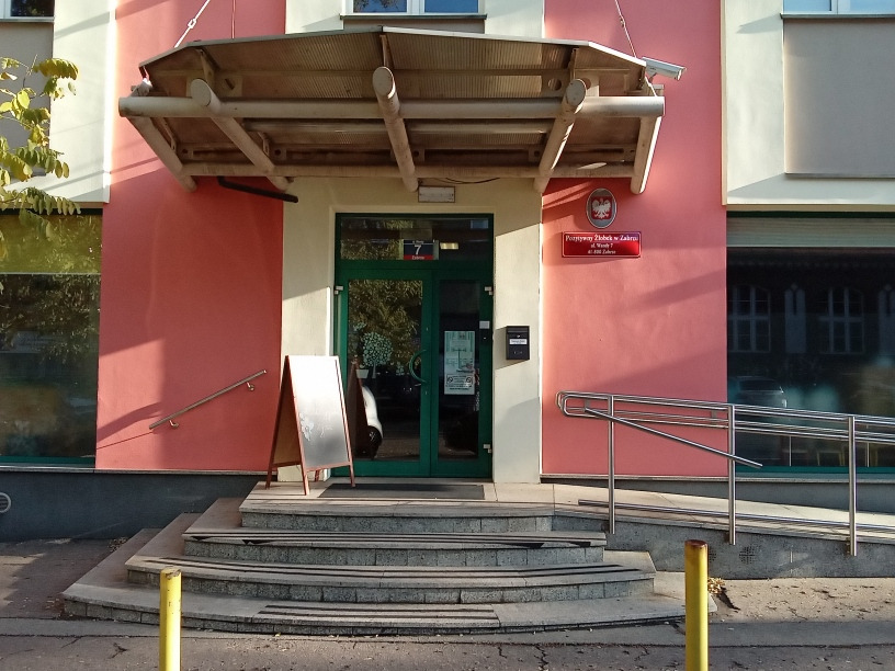 Wejście od ulicy Wandy, zaraz obok przejścia pod torami.