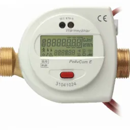 Biały licznik ciepła PolluCom E z mosiężnymi złączkami, wyświetlający dane na ekranie LCD, z widocznymi przewodami i oznaczeniami CE.