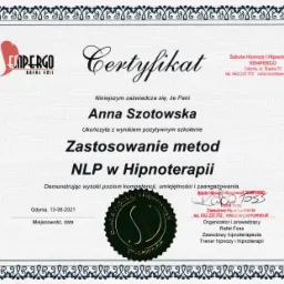 Certyfikat ukończenia szkolenia z zakresu NLP w terapii, wystawiony dla Anny Szotowskiej przez szkołę hipnozy Sempergo, z pieczęcią i podpisem Rafała Fossa.