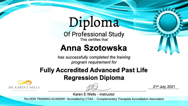 Certyfikat ukończenia kursu regresji przeszłych wcieleń przez Annę Szotowską z Gdańska, wydany przez The KEW Training Academy, ozdobiony niebieską wstęgą i motywami graficznymi.