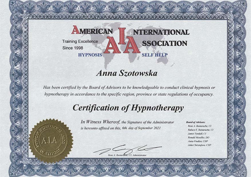Certyfikat ukończenia kursu hipnoterapii dla Anny Szotowskiej, wydany przez American International Association, z pieczęcią i podpisem administratora, datowany na 6 września 2021.
