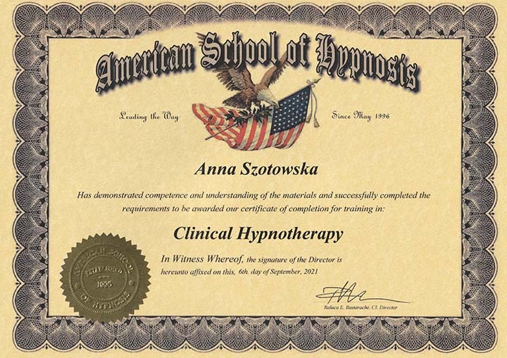 Certyfikat ukończenia szkolenia z zakresu Clinical Hypnotherapy wydany przez American School of Hypnosis dla Anny Szotowskiej, z datą 6 września 2021, ozdobiony orłem, flagą USA i pieczęcią.