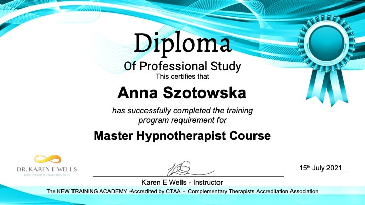 Dyplom ukończenia kursu Master Hypnotherapist Course dla Anny Szotowskiej, wydany przez The KEW Training Academy, z datą 15 lipca 2021, ozdobiony niebieską wstęgą i rozetą.
