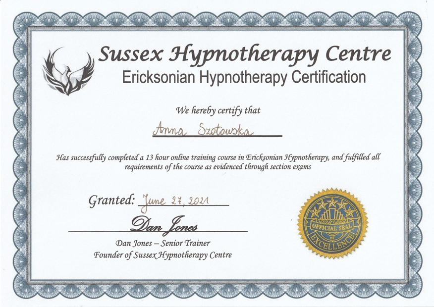 Certyfikat ukończenia kursu Ericksonowskiej Hipnoterapii przez Annę Szotowską, wydany przez Sussex Hypnotherapy Centre, datowany na 27 czerwca 2021, podpisany przez Dana Jonesa.