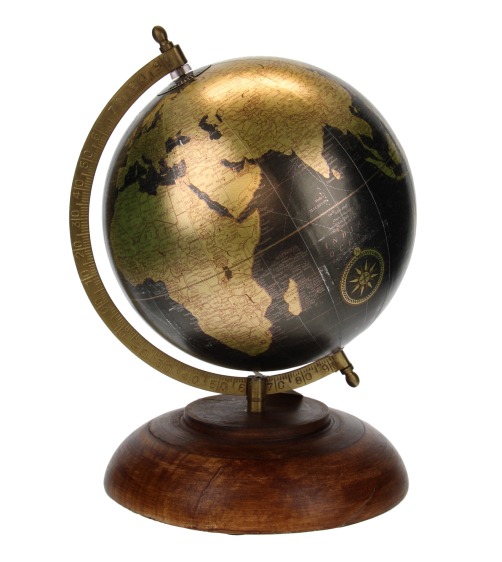 Antyczny globus z drewnianą podstawą, ukazujący mapę świata w odcieniach złota i czerni, z wyraźnie zaznaczoną Afryką i Europą.