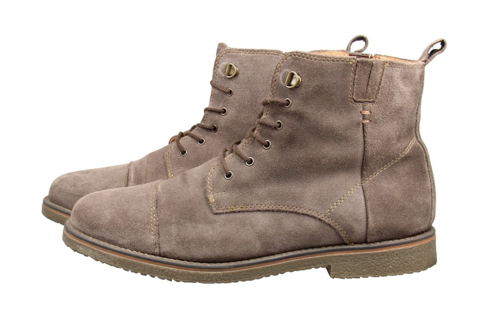 Dwa brązowe, zamszowe buty męskie na białym tle, prezentowane przez firmę ze Skawiny. Buty sznurowane, z wyraźnymi przeszyciami i grubą podeszwą.