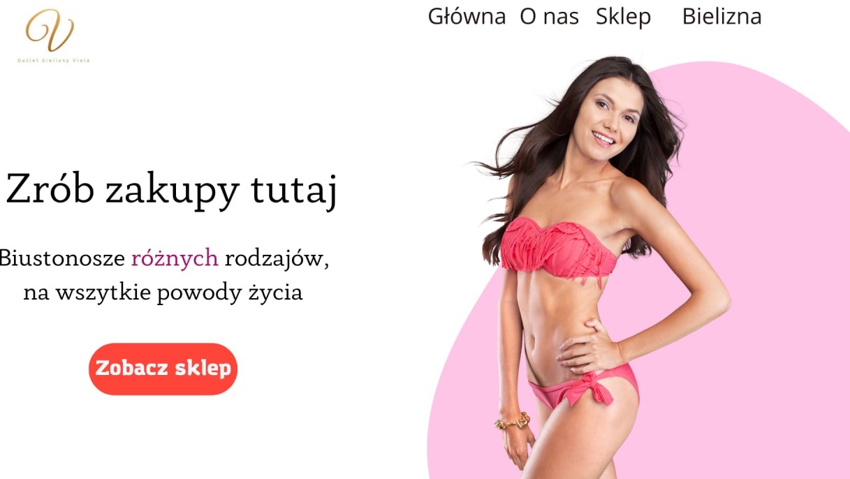 Uśmiechnięta kobieta prezentuje różowy strój kąpielowy z frędzlami na tle białego i różowego gradientu, obok tekstu reklamowego zachęcającego do zakupu bielizny.