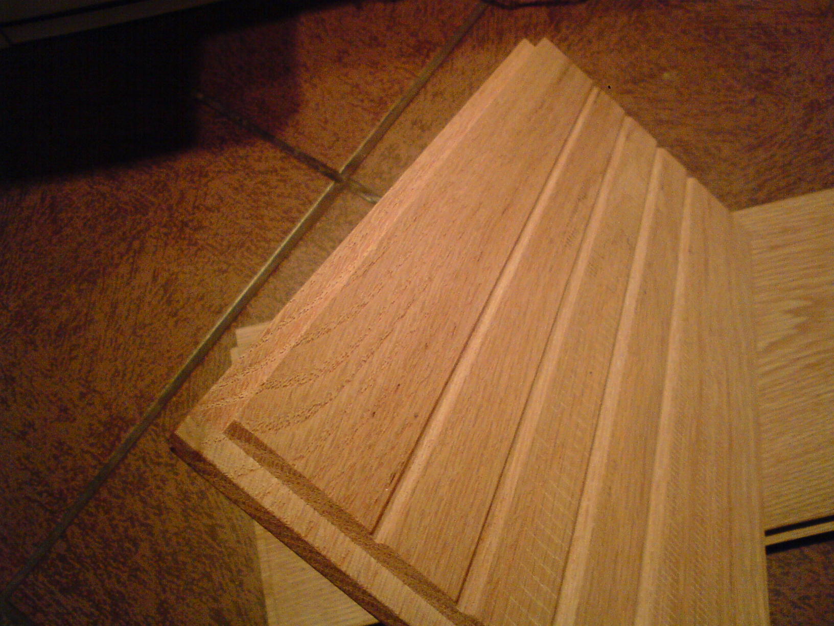 Przycięte deski podłogowe z widocznym przekrojem i strukturą drewna, Bielawa.