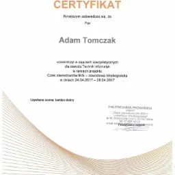 Skan certyfikatu ukończenia zajęć specjalistycznych dla zawodu Technik Informatyk, wystawiony przez Politechnikę Poznańską dla Adama Tomczaka w ramach projektu Czas Zawodowców BIS - zawodowa...