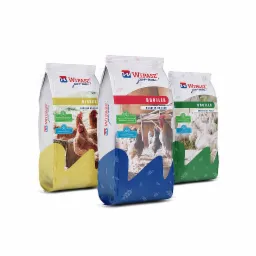 Trzy opakowania karmy dla kur: nioski (żółte), brojlera (niebieskie) i brojlera (zielone), z ilustracjami kur na każdym opakowaniu, na białym tle.