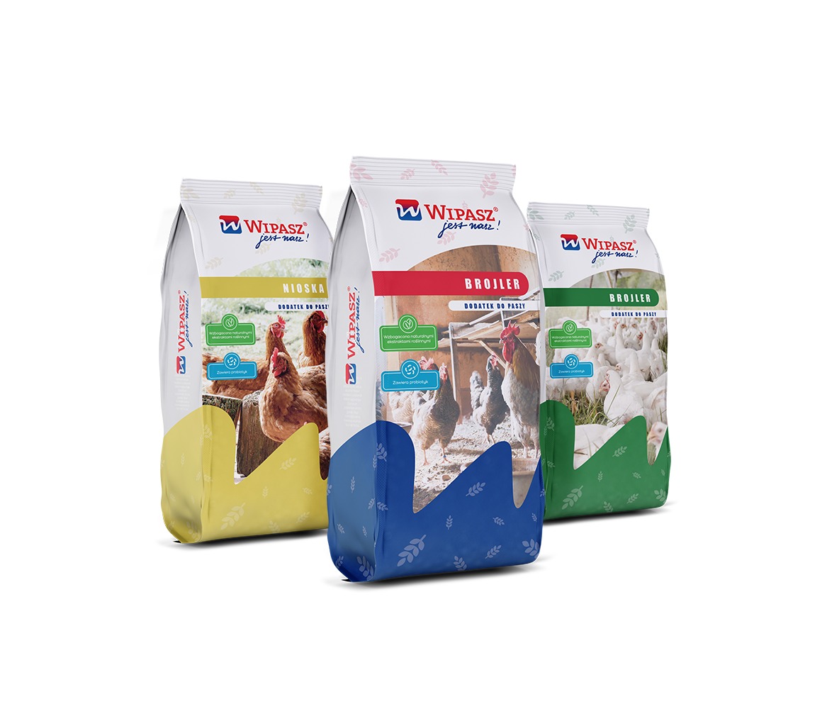 Trzy opakowania karmy dla kur: nioski (żółte), brojlera (niebieskie) i brojlera (zielone), z ilustracjami kur na każdym opakowaniu, na białym tle.