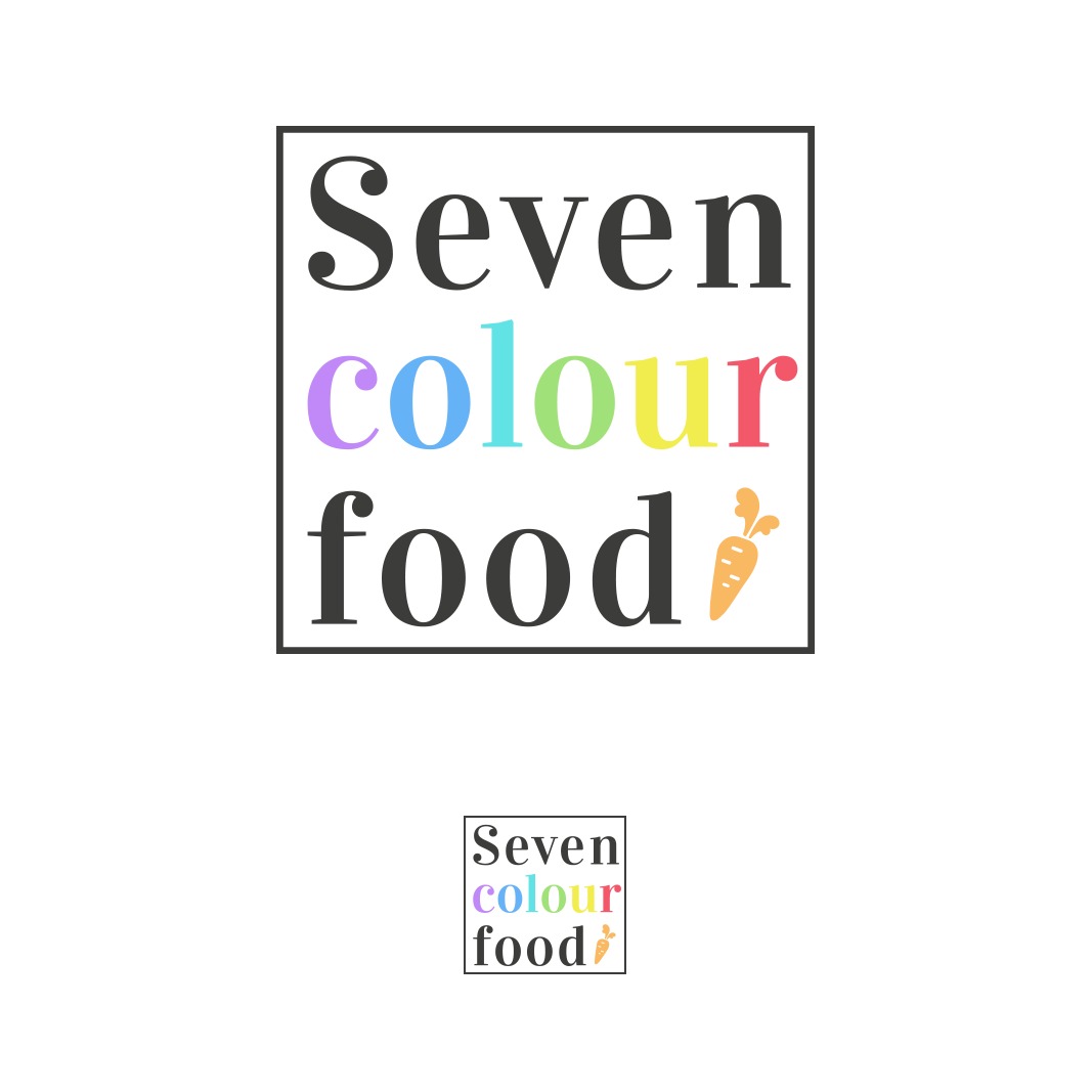 Minimalistyczne logo 'Seven colour food' w czarnej ramce, z napisem 'colour' w pastelowych kolorach i małą ikoną marchewki, powtórzone w mniejszej wersji poniżej.