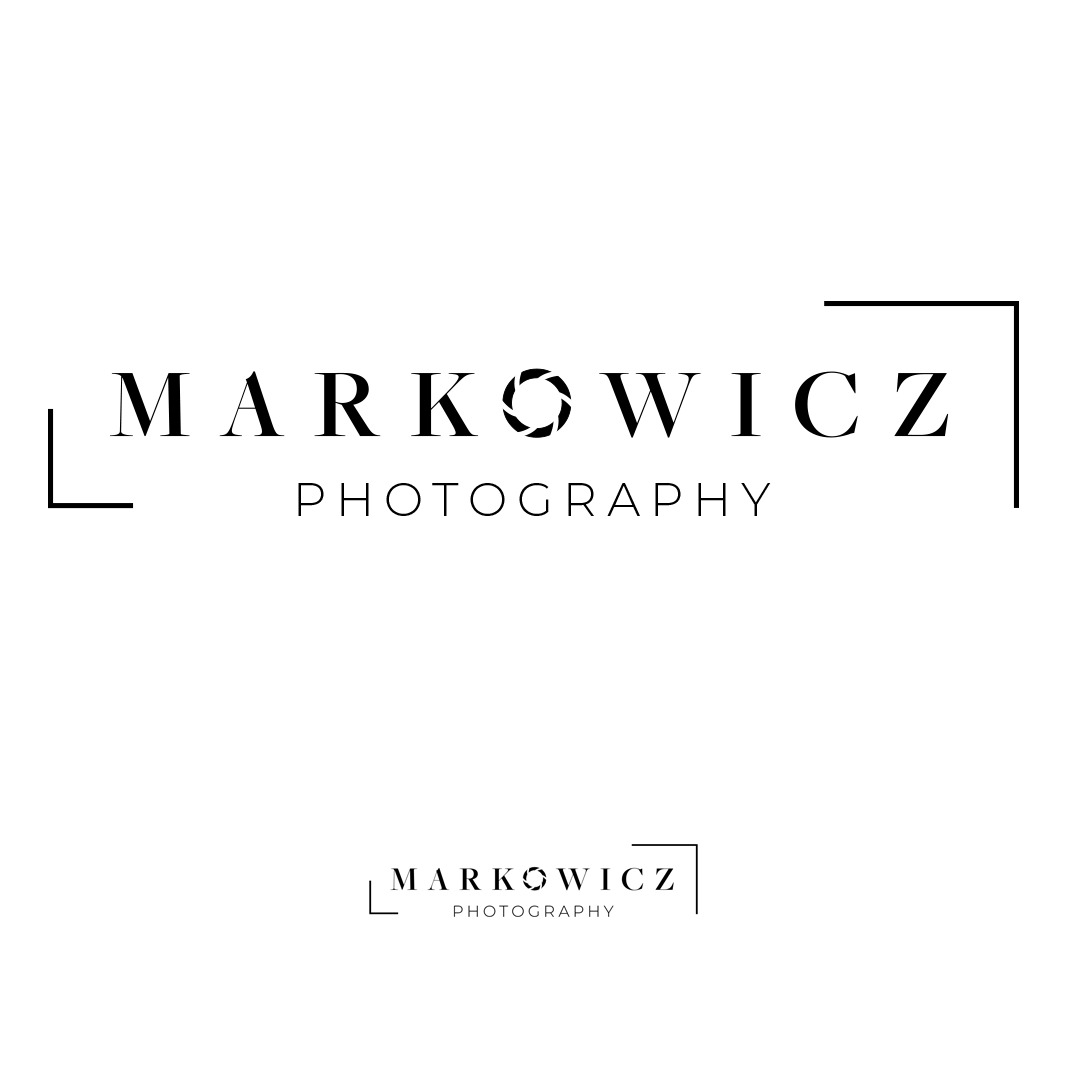 Minimalistyczny, czarno-biały projekt logo dla firmy fotograficznej 'Markowicz Photography' z motywem przysłony aparatu w nazwie.