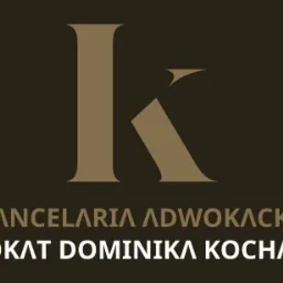 Logo kancelarii adwokackiej z dużą literą K i napisem 'Kancelaria Adwokacka Adwokat Dominika Kochańska' na ciemnobrązowym tle.